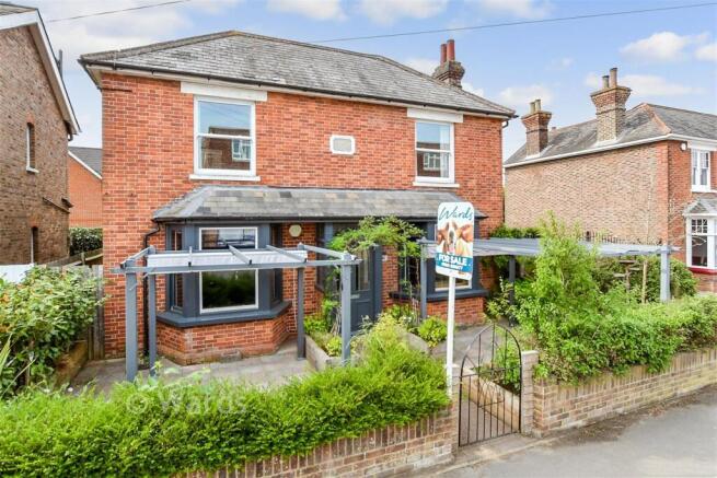 4 bed property, in Commercial Road, £450,000