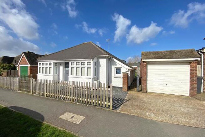 2 bed property, in Chain Free, £320,000