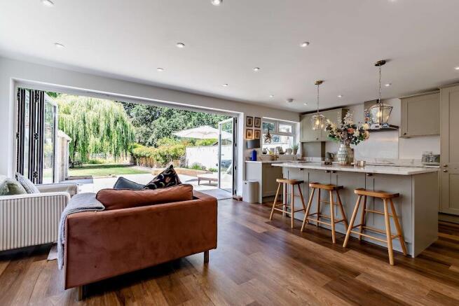 3 bed property, in Broadstone, £550,000