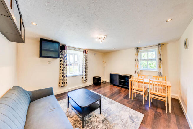 2 bed property, in Yeoman Close, £300,000