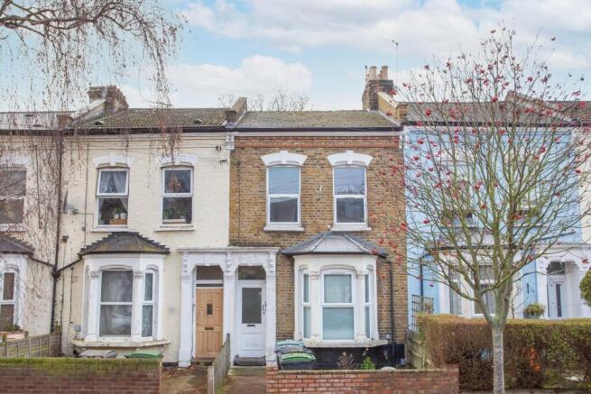 2 bed property, in Beaconsfield Road, £390,000