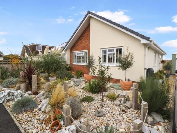 2 bed property, in Town Close, £290,000