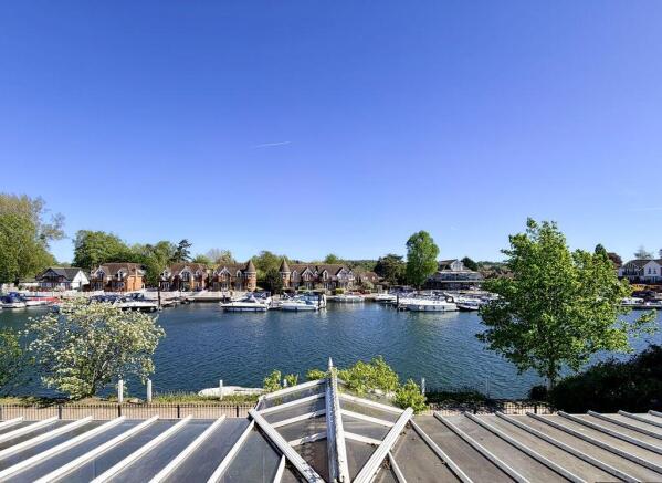 5 bed property, in Cockmarsh, £1,395,000