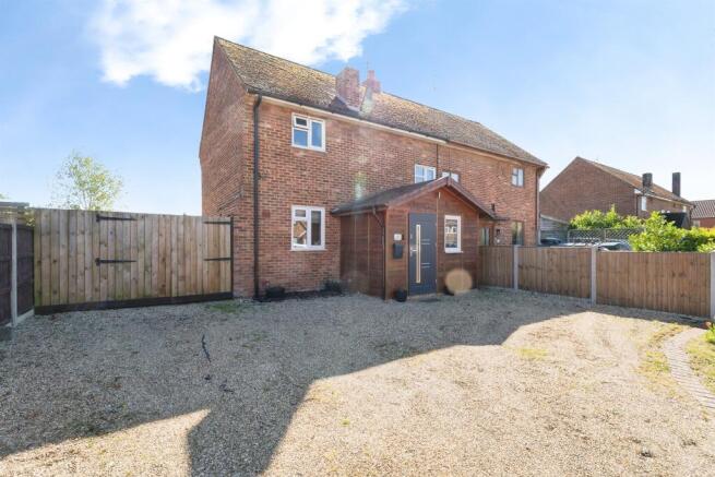 2 bed property, in Halifax Crescent, £230,000