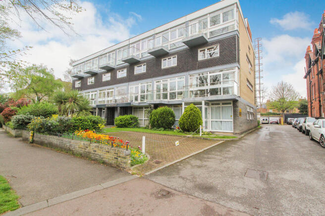 3 bed property, in The Embankment, £350,000