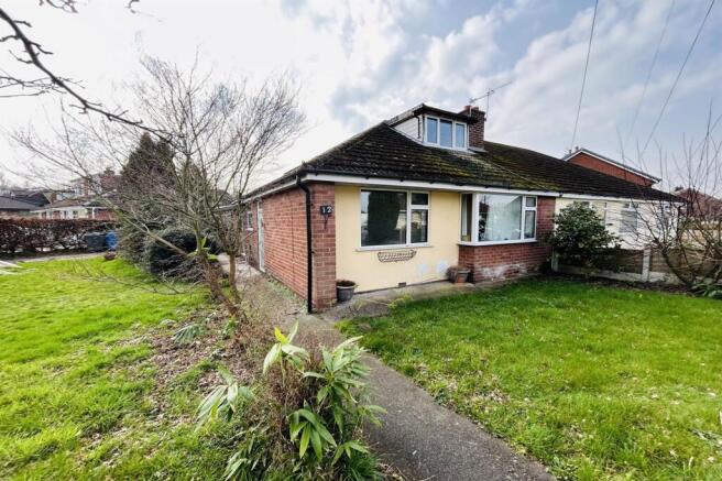 2 bed property, in Sycamore Drive, £295,000