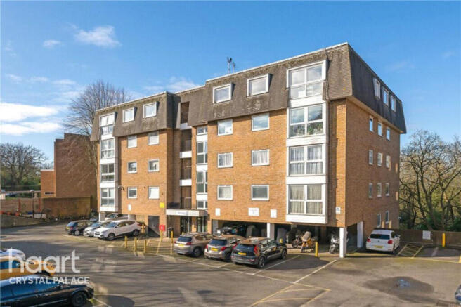 2 bed property, in Beulah Hill, £250,000
