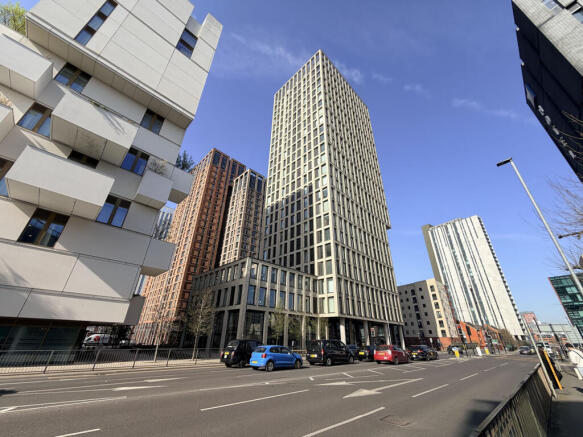 2 bed property, in Victoria House, £325,000