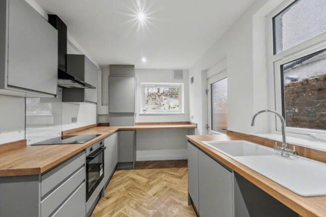 3 bed property, in Moorclose Road, £130,000