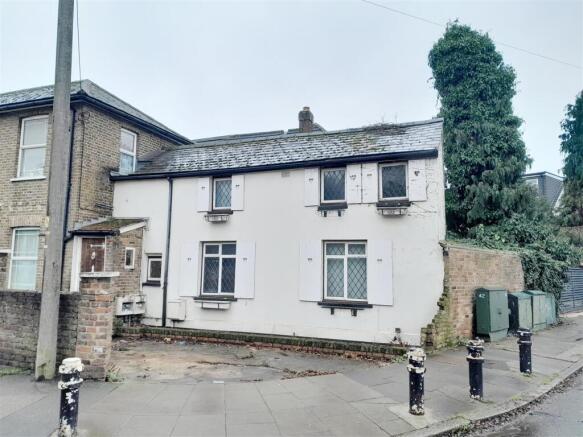 2 bed property, in Old Ruislip Road, £380,000