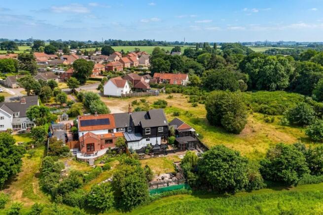 4 bed property, in Beccles Road, £475,000