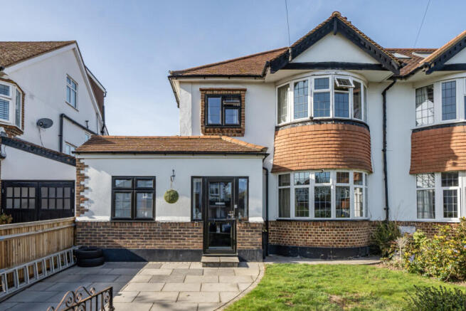 4 bed property, in Hurstdene Avenue, £800,000
