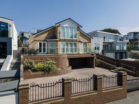 5 bed property, in Whitecliff Road, £2,495,000
