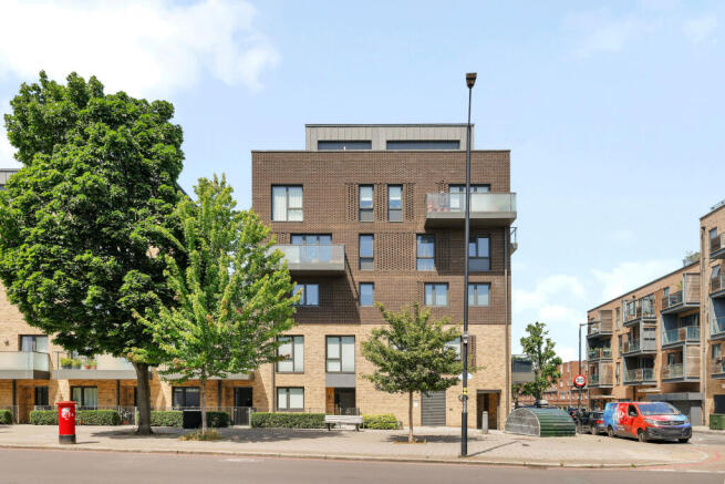 1 bed property, in Carlton Grove, £320,000