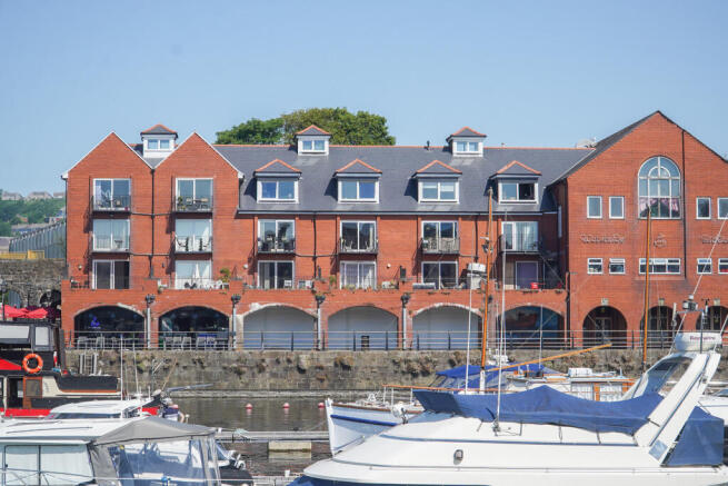1 bed property, in Victoria Quay, £160,000