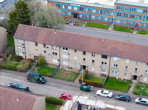 2 bed property, in Lansdowne Square, £80,000