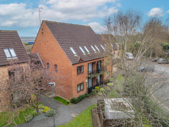 2 bed property, in Turnstone Wharf, £160,000