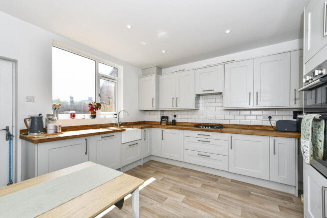 2 bed property, in South Street, £115,000