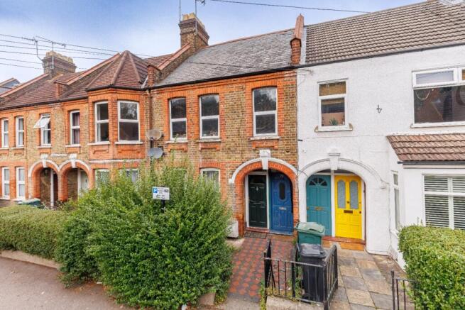 2 bed property, in Brettenham Road, £450,000