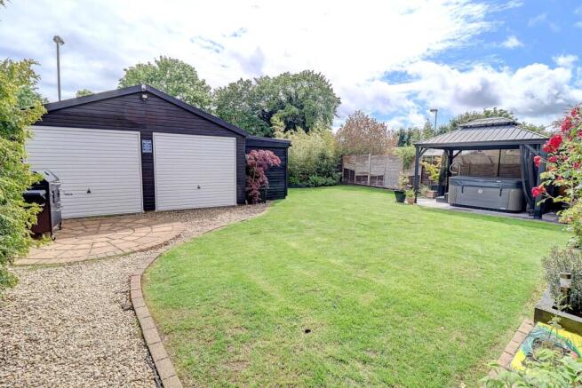 5 bed property, in Beaumont Way, £725,000