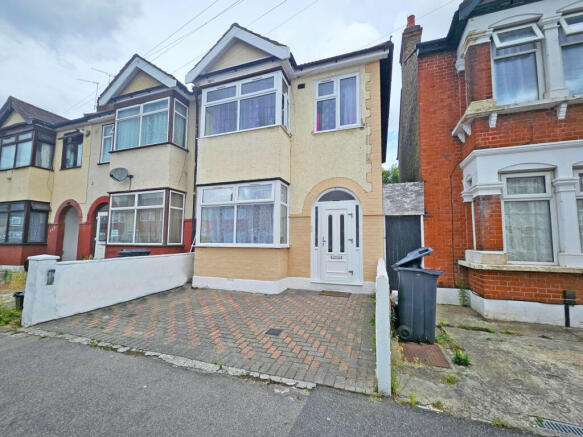 3 bed property, in Hampton Road, £520,000