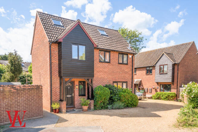 4 bed property, in Edens Close, £600,000