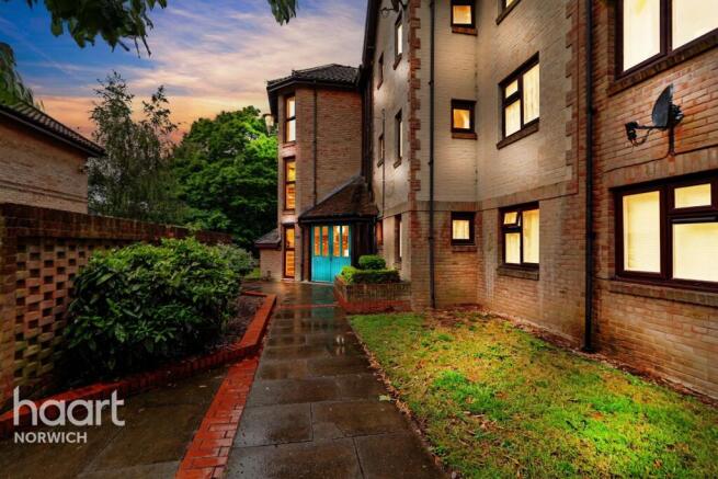2 bed property, in Bottom Breck Close, £155,000