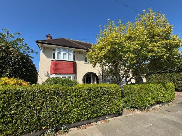 3 bed property, in Minster Road, £900,000