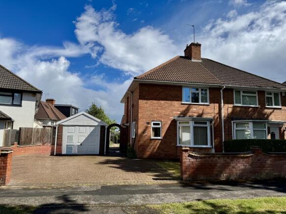 3 bed property, in Brentford Road, £330,000