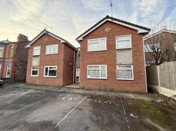 1 bed property, in Kings Road, £35,000