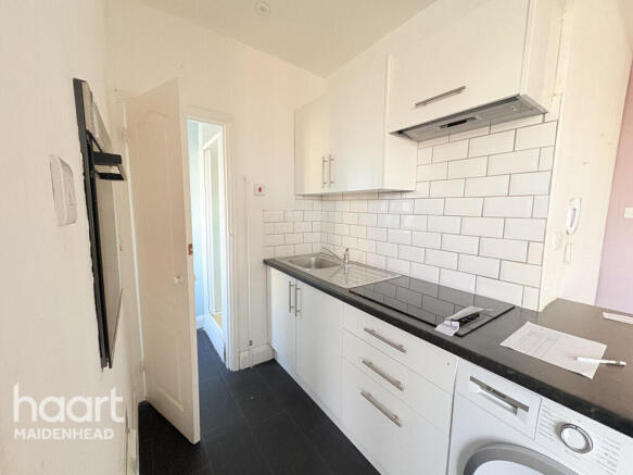 1 bed property, in Bath Road, £130,000