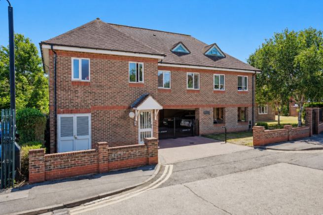 2 bed property, in Braemar Court, £325,000