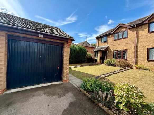 4 bed property, in Launton Close, £390,000