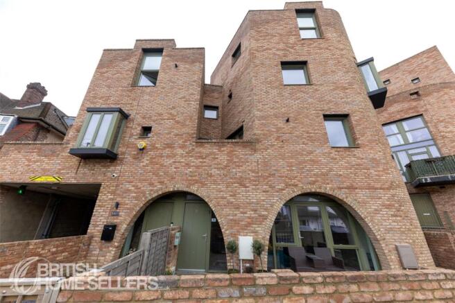 2 bed property, in Edgewood Mews, £520,000