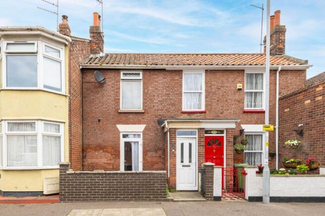 2 bed property, in Queens Road, £100,000