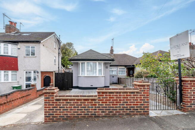 2 bed property, in Beechcroft Avenue, £400,000