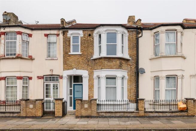 1 bed property, in Grosvenor Road, £300,000