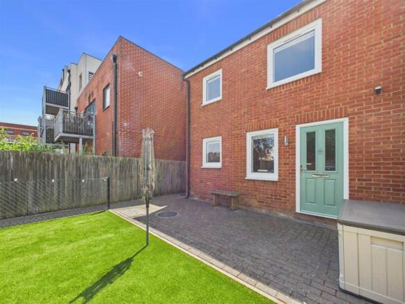 1 bed property, in Mill Street, £230,000