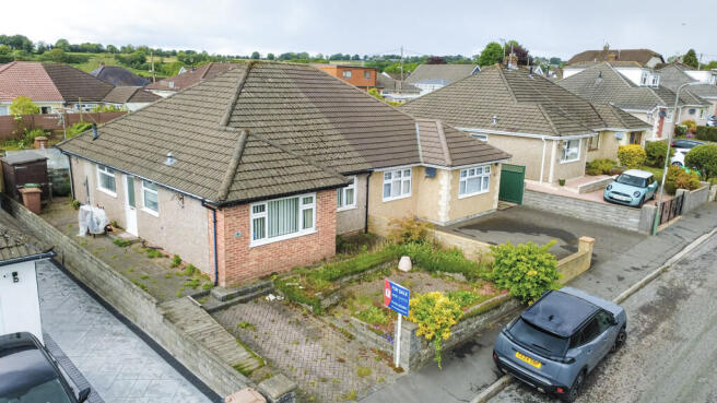 2 bed property, in Rhos Avenue, £220,000
