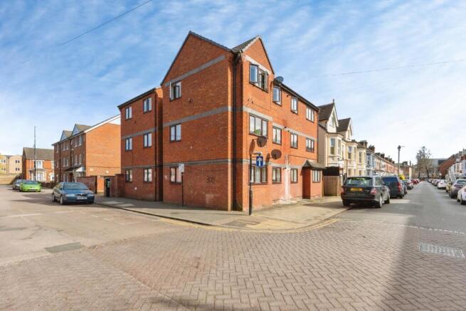 1 bed property, in Grafton Road, £130,000