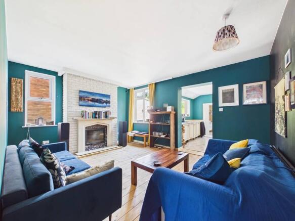 3 bed property, in Leicester Square, £375,000