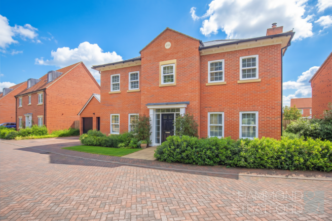 4 bed property, in Smallcroft Crescent, £625,000