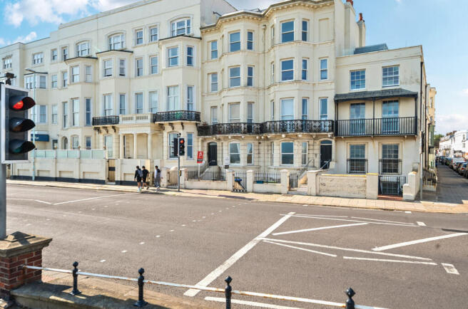1 bed property, in Marine Parade, £140,000