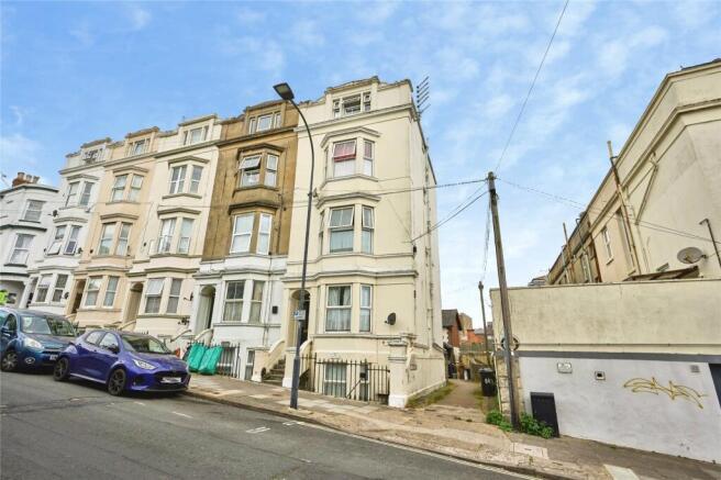 1 bed property, in George Street, £80,000