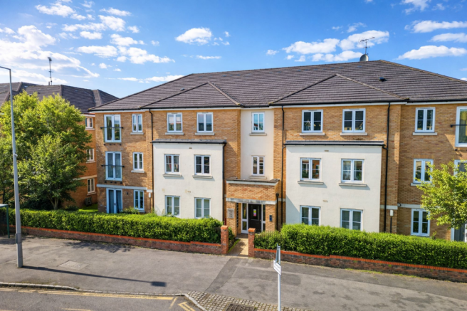 2 bed property, in Aylesbury Street, £225,000