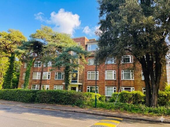 1 bed property, in Manor Road, £130,000