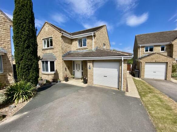 4 bed property, in Oakfield Drive, £439,950