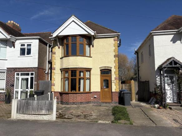 3 bed property, in Strathmore Road, £200,000