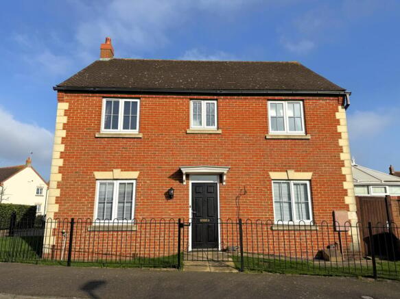 4 bed property, in Longmeadow Drive, £450,000
