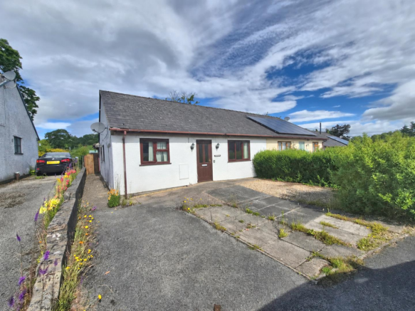 3 bed property, in Garreg Lwyd, £150,000